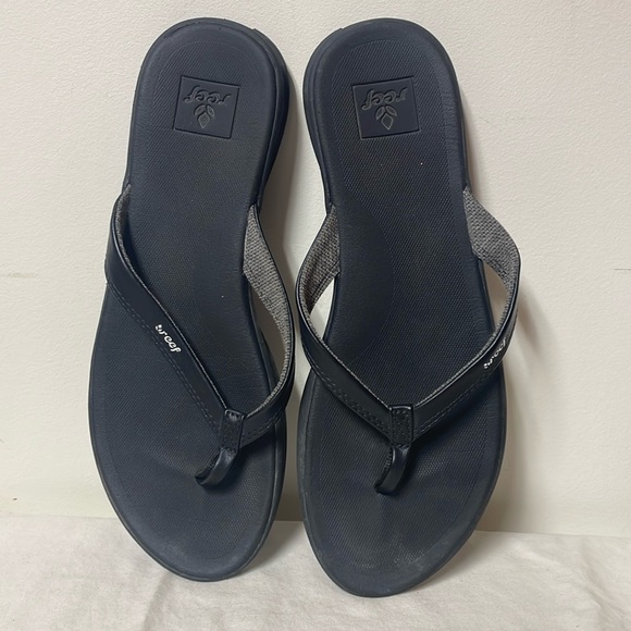 Reef Shoes - Women’s size 8 reef flip-flops